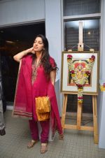 Juhi Chawla at Bharat Tripathi_s art exhibition in Musuem Art Gallery on 14th Nov 2011 (29).JPG